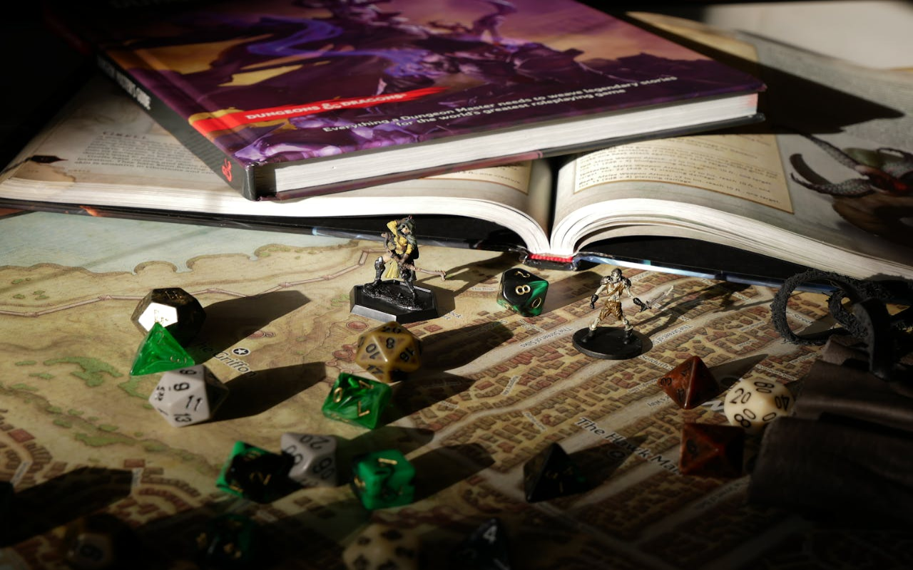 Mesa presencial de D&D com dados, miniaturas e livros — o cenário ideal para um combat tracker